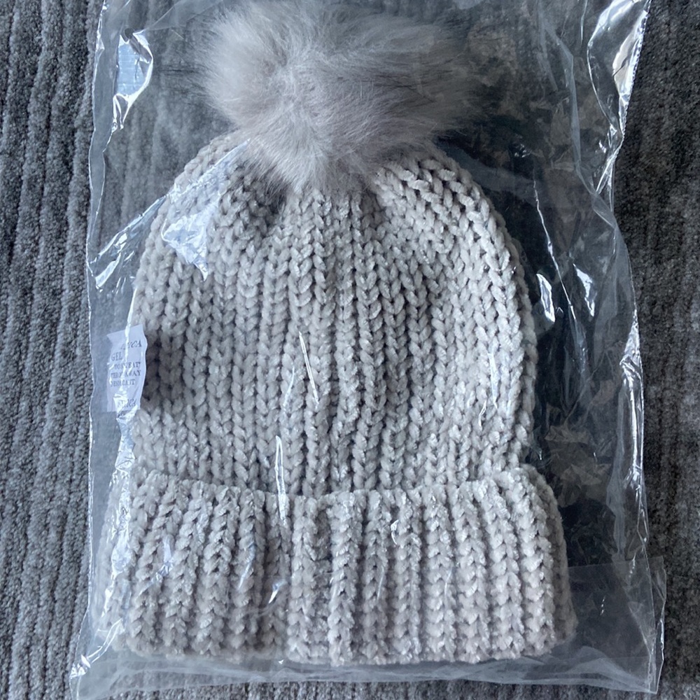 Grey knit pompom hat